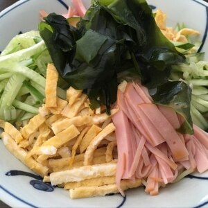 ハム・きゅうり・錦糸卵・わかめの冷やし中華